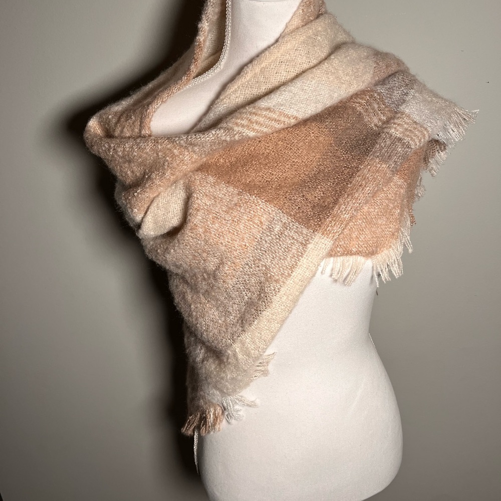 Kohl's Cozy Tan and Cream‎ Scarf